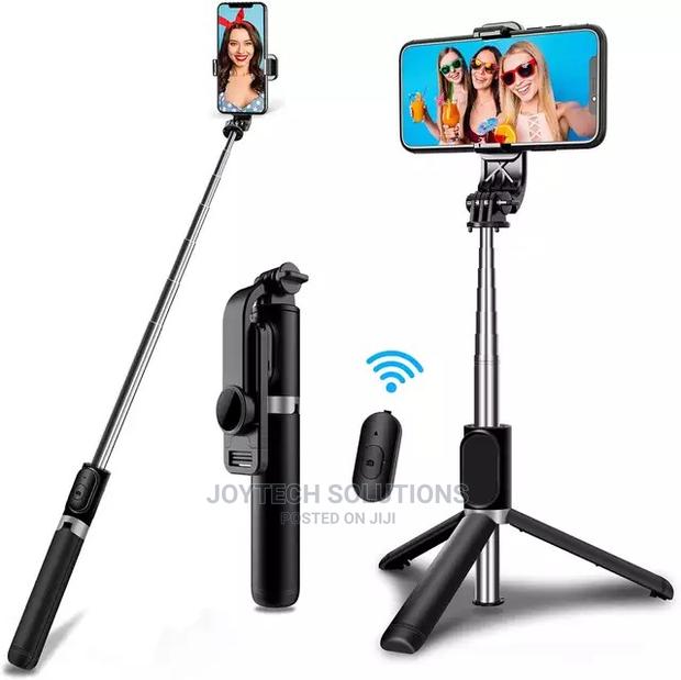 Qo7 Tripod Stand Selfie Stick. Bluetooth Integrated