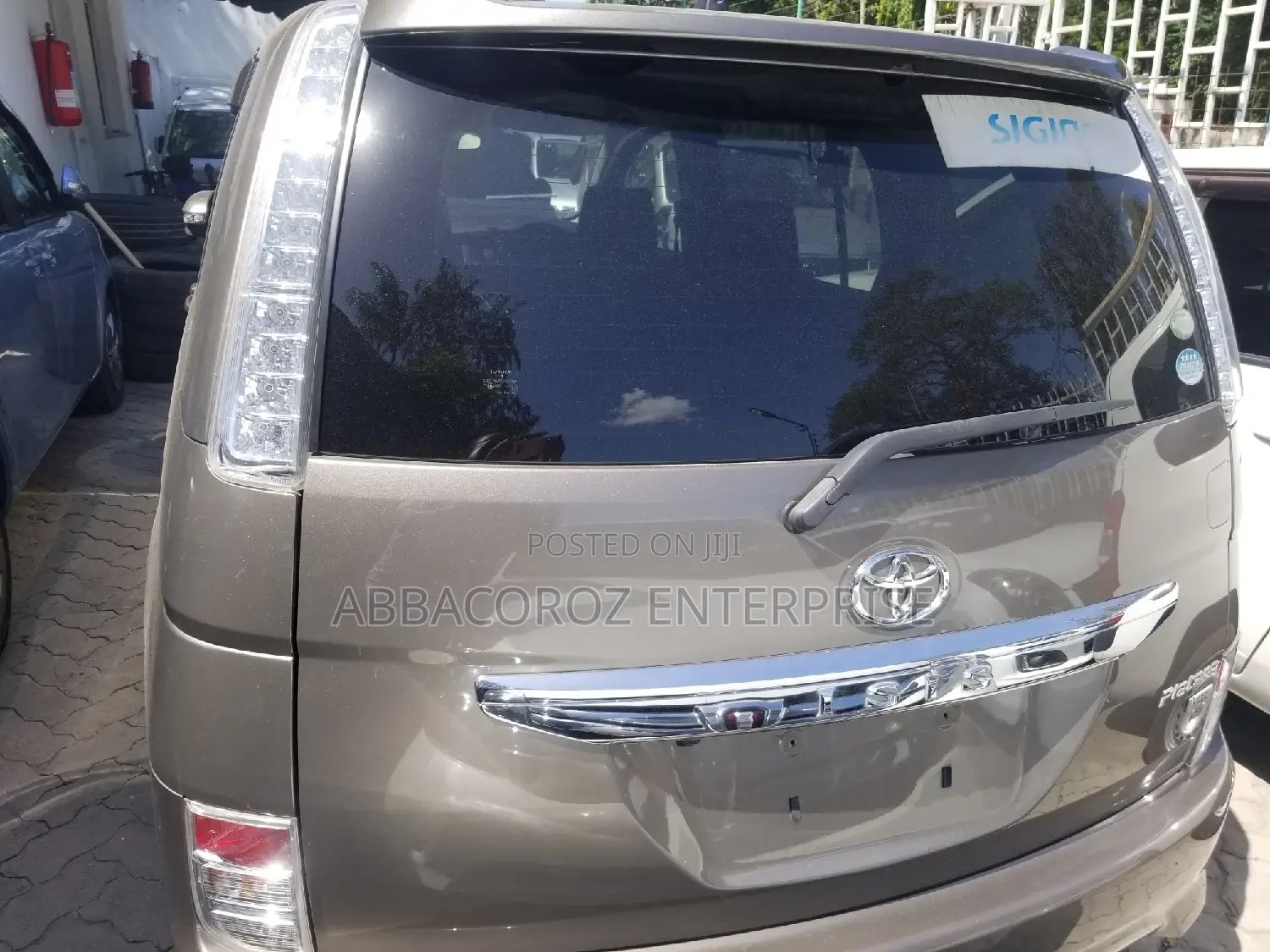 Toyota ISIS 1.8 Platana 2WD 2015 Brown