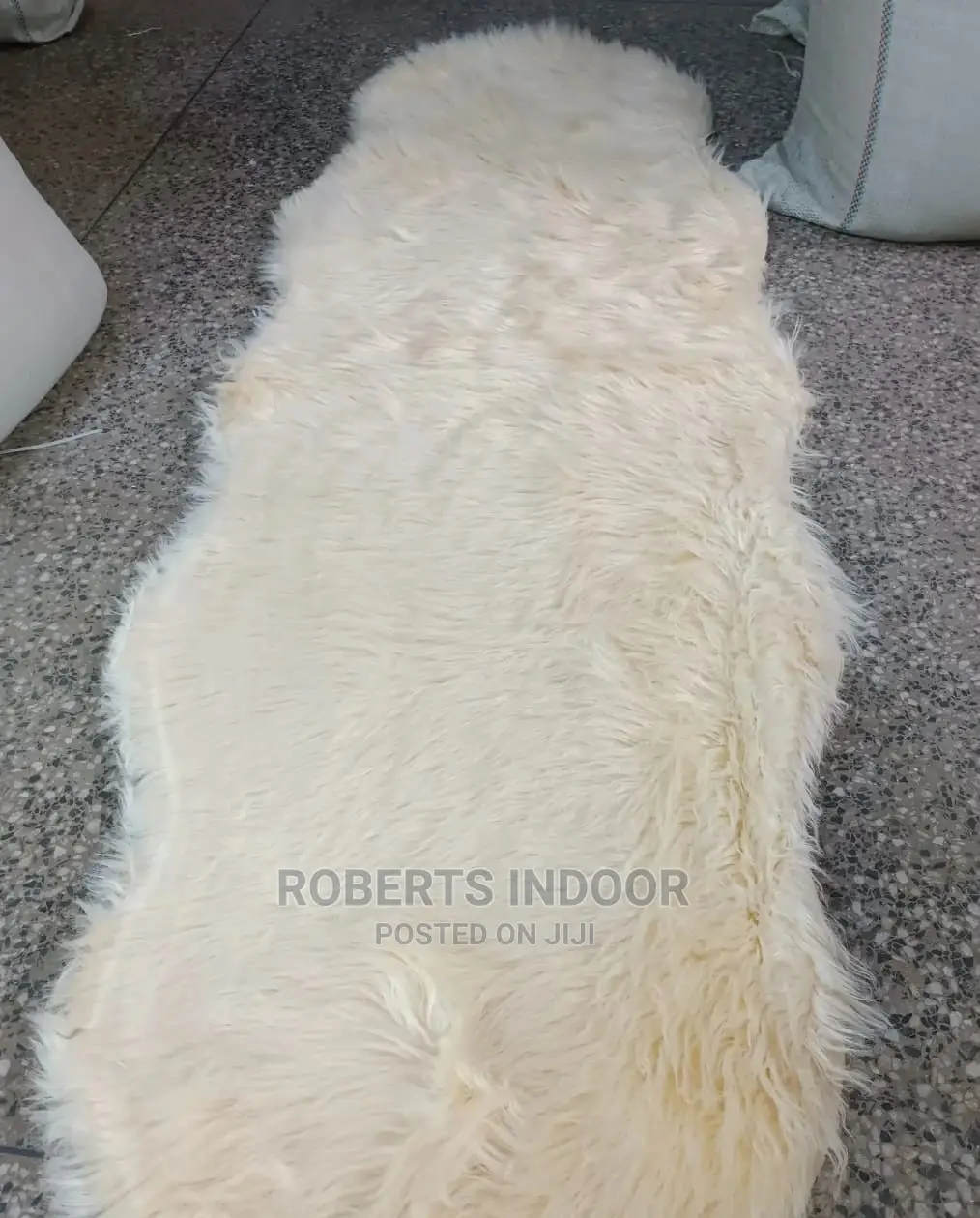 Cream White Elegant Faux Fur Mat