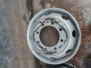 Original Rim for Isuzu Fi Size 225/70r22.5 Tubeles.