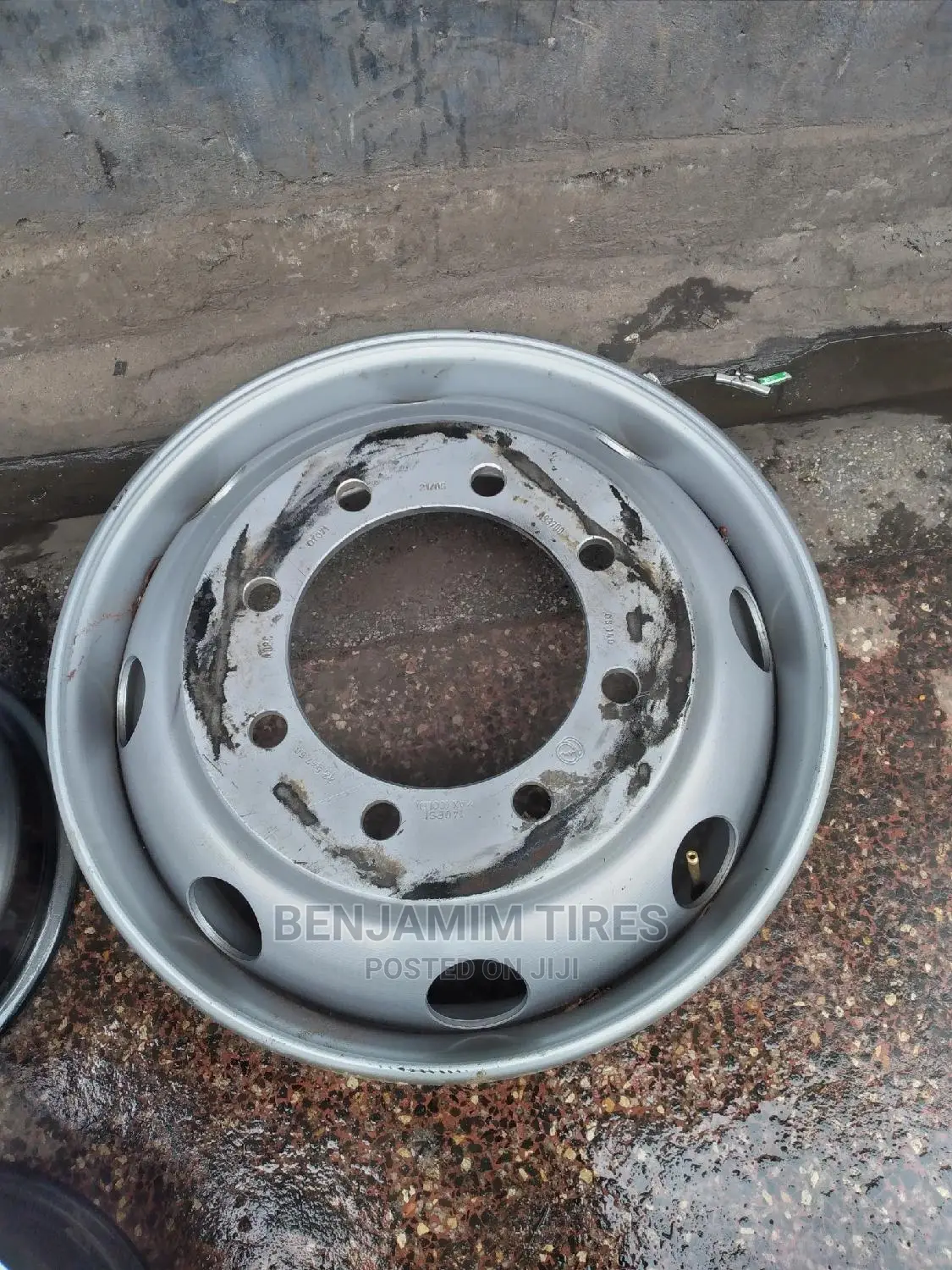 Original Rim for Isuzu Fi Size 225/70r22.5 Tubeles.