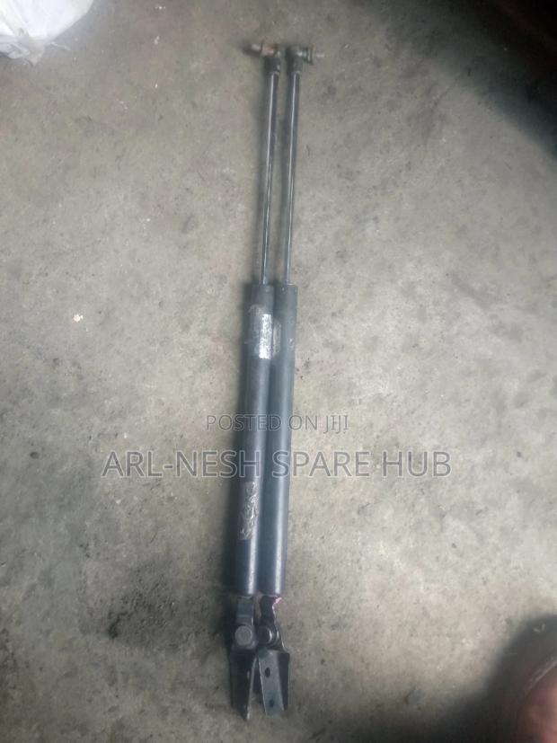 Legacy Bh 5 and Forester Sg 5,Boot Shock - main view
