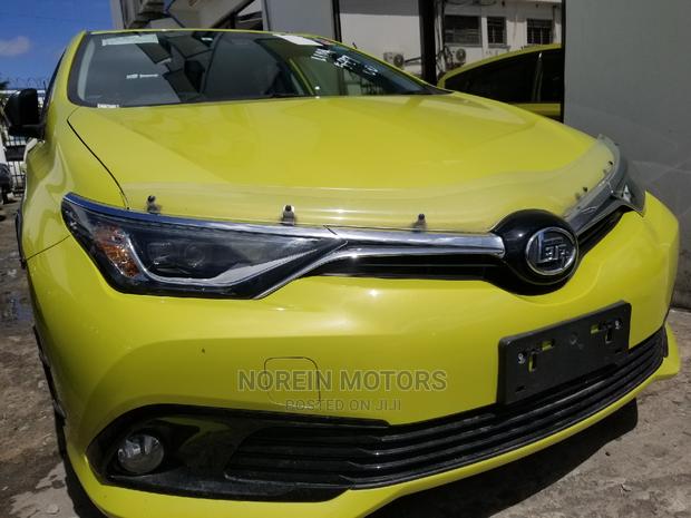 Toyota Auris 2015 Yellow
