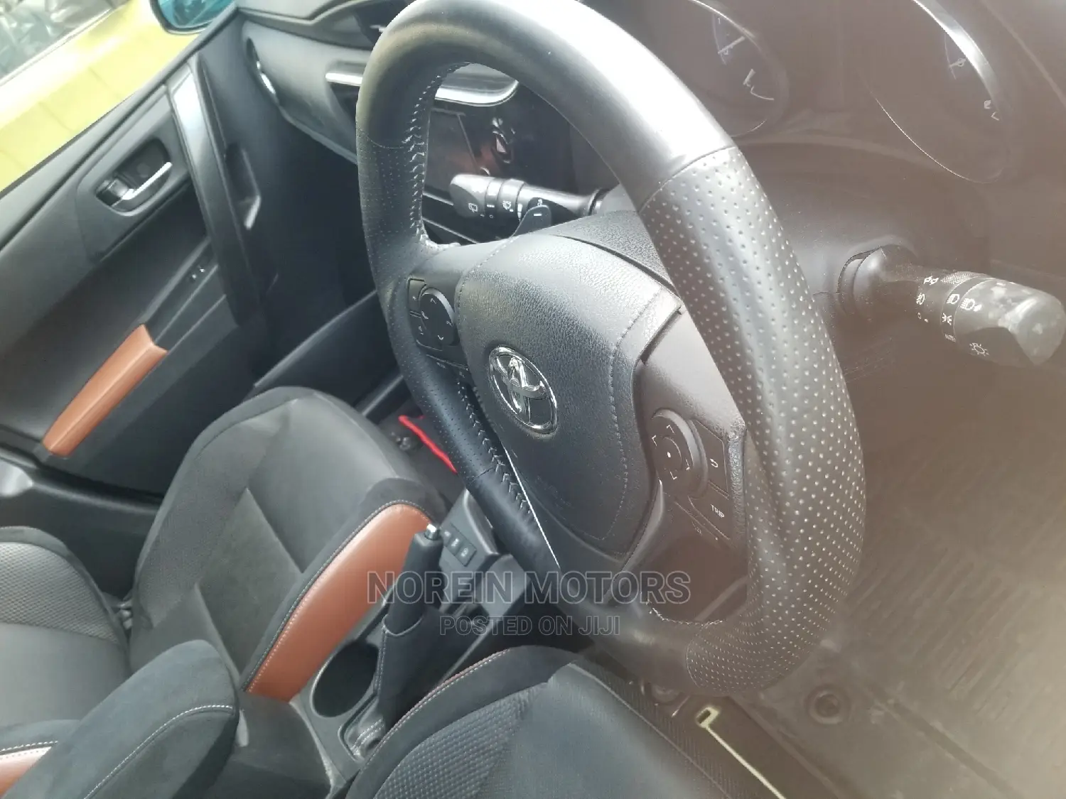 Toyota Auris 2015 Yellow