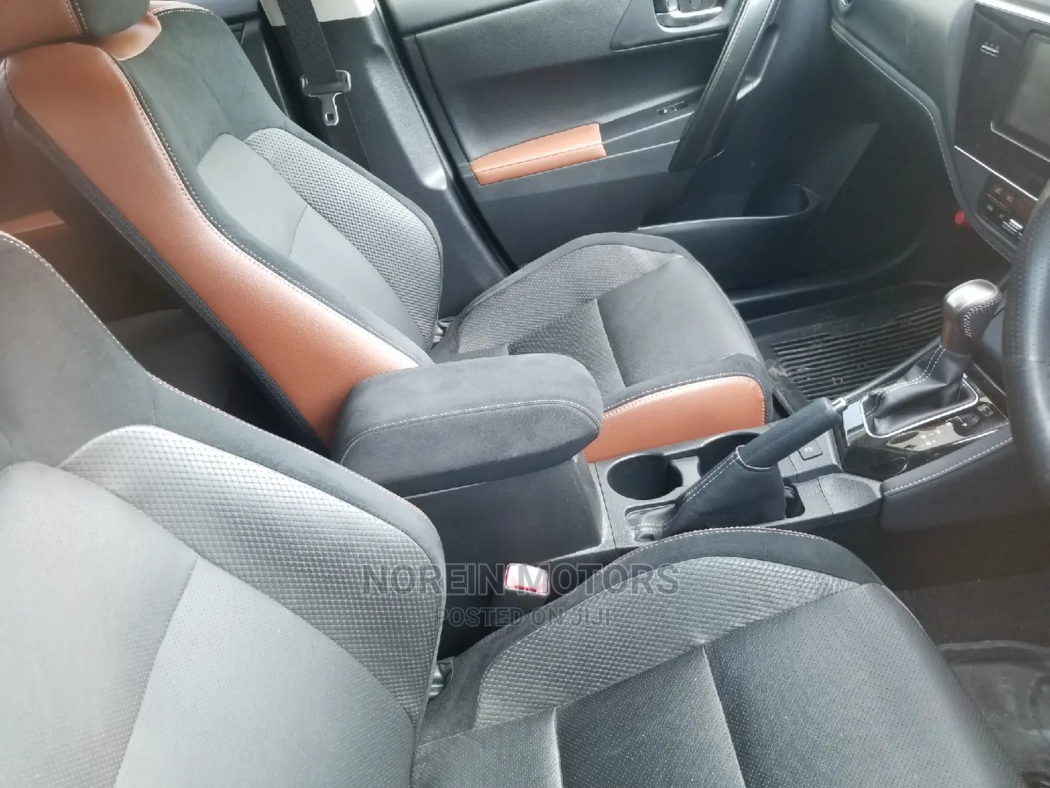 Toyota Auris 2015 Yellow