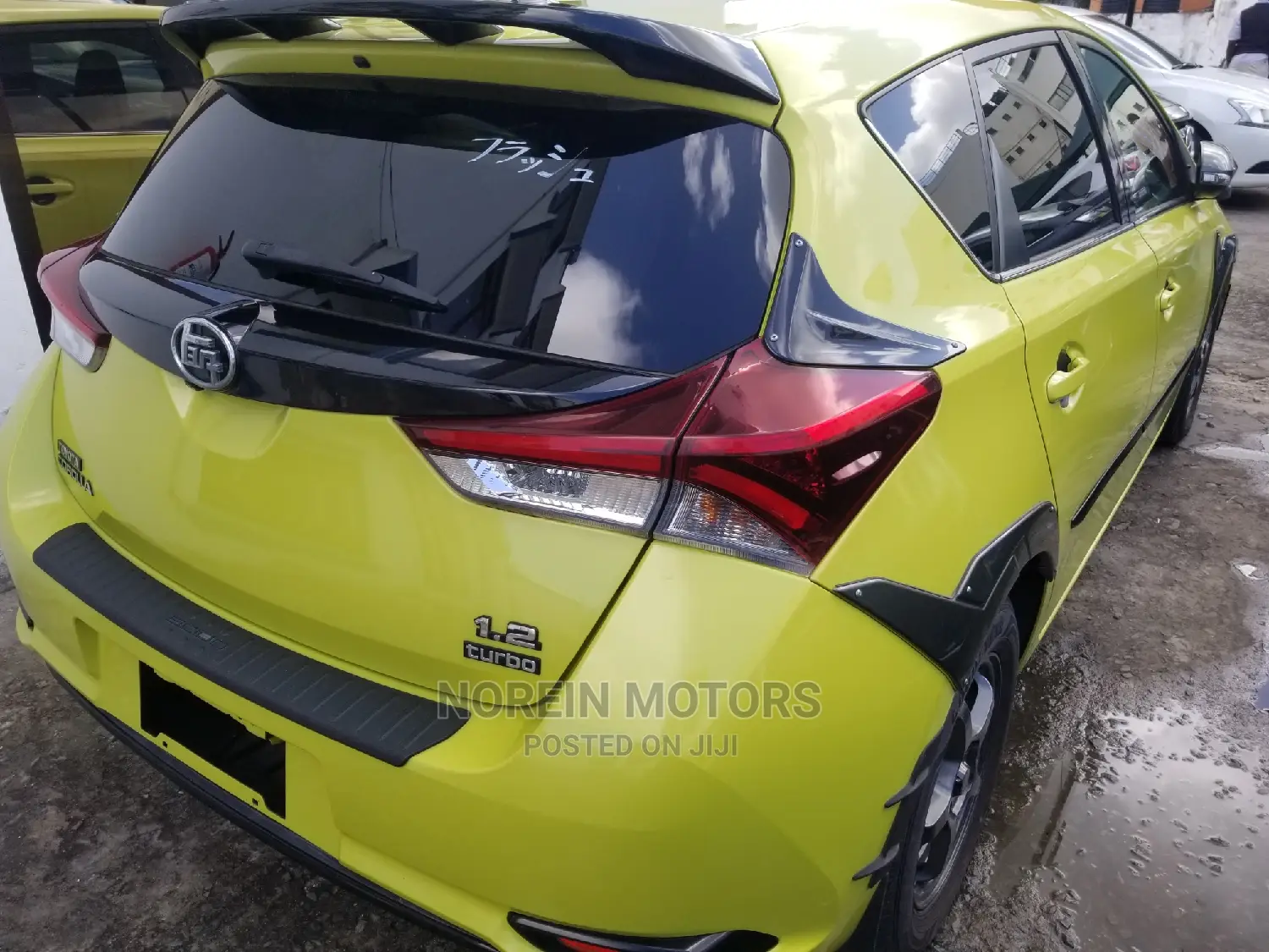 Toyota Auris 2015 Yellow
