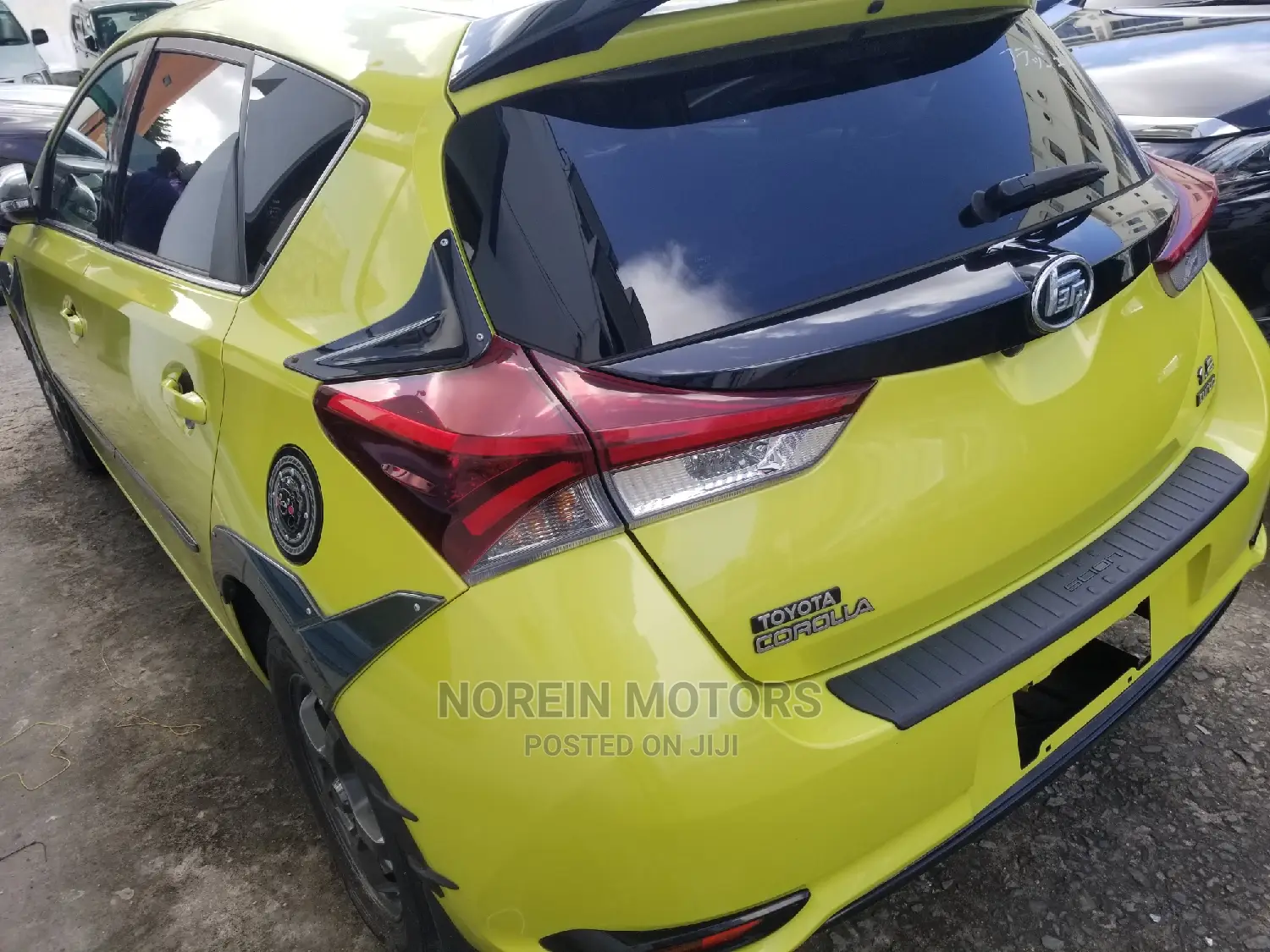 Toyota Auris 2015 Yellow