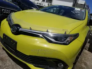 Toyota Auris 2015 Yellow
