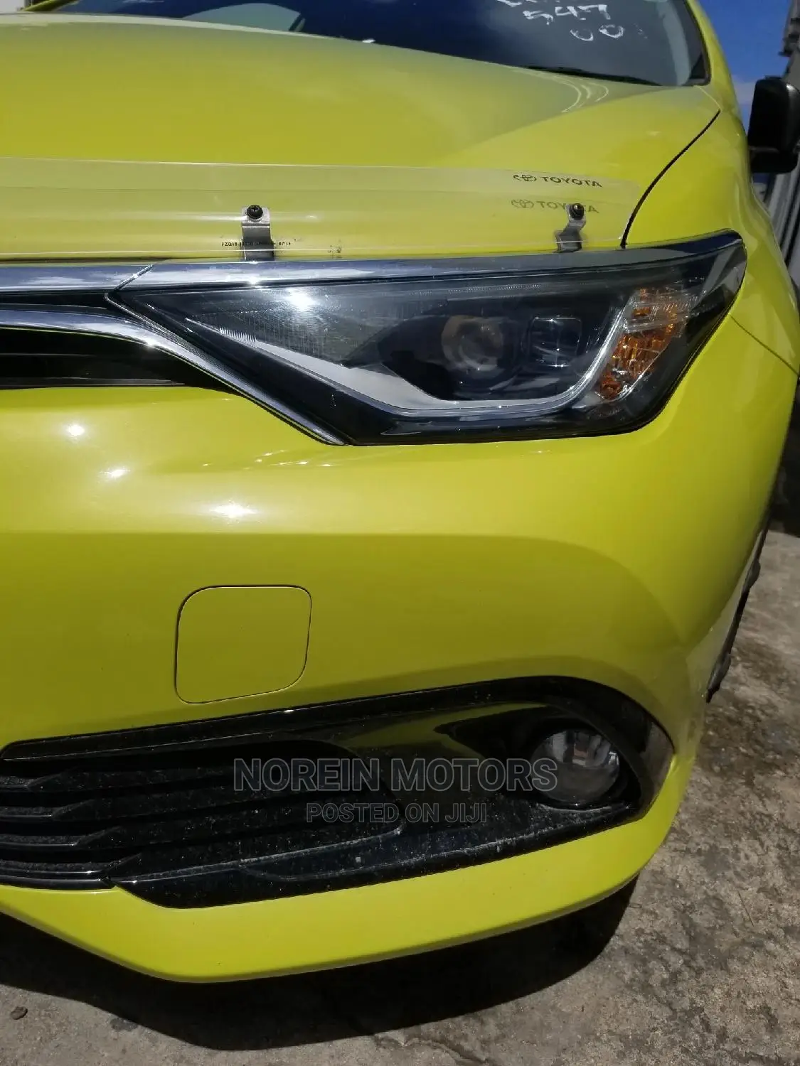 Toyota Auris 2015 Yellow