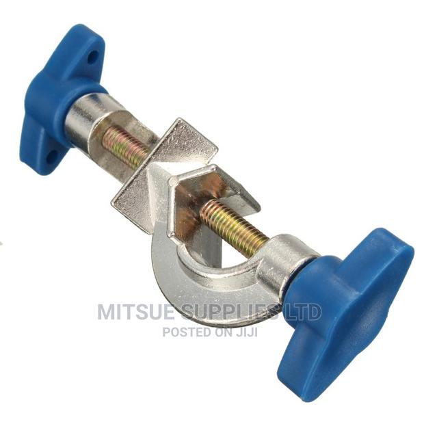 A Set of 5 Retort Boss Head - main view