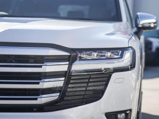 New Toyota Land Cruiser 2022 White - thumbnail 2