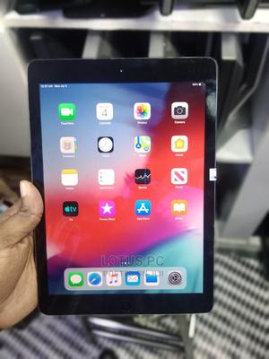 Apple iPad Air 32 GB Gray - main view