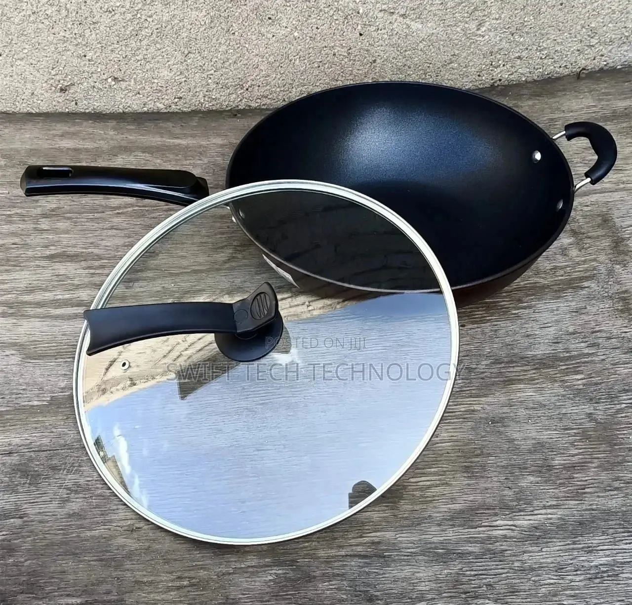 Deep Frying Pan With a Lid