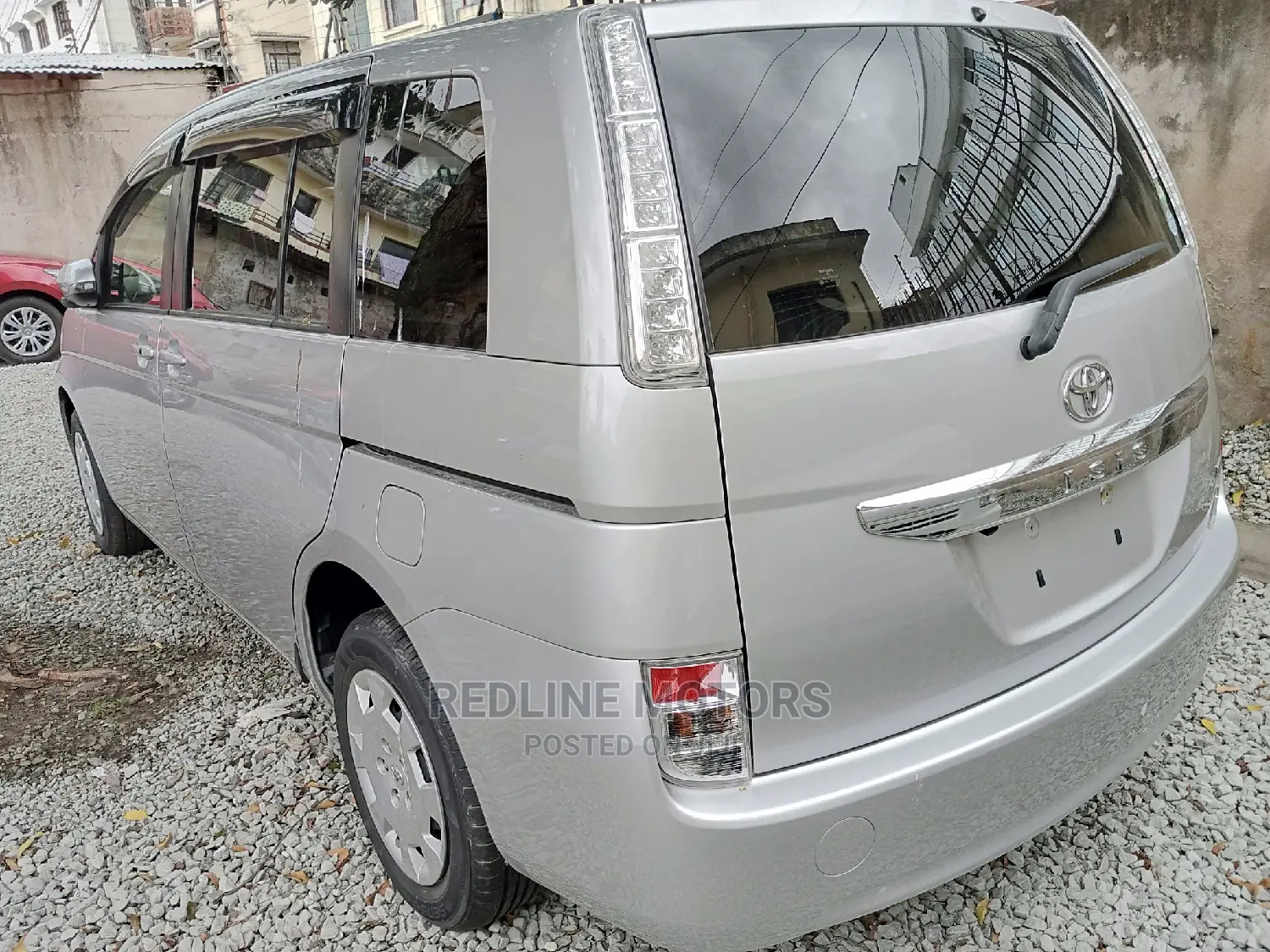 Toyota ISIS 2016 Silver