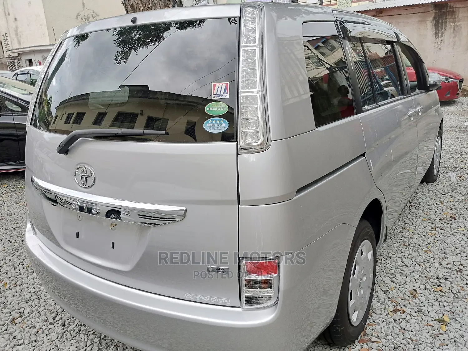Toyota ISIS 2016 Silver