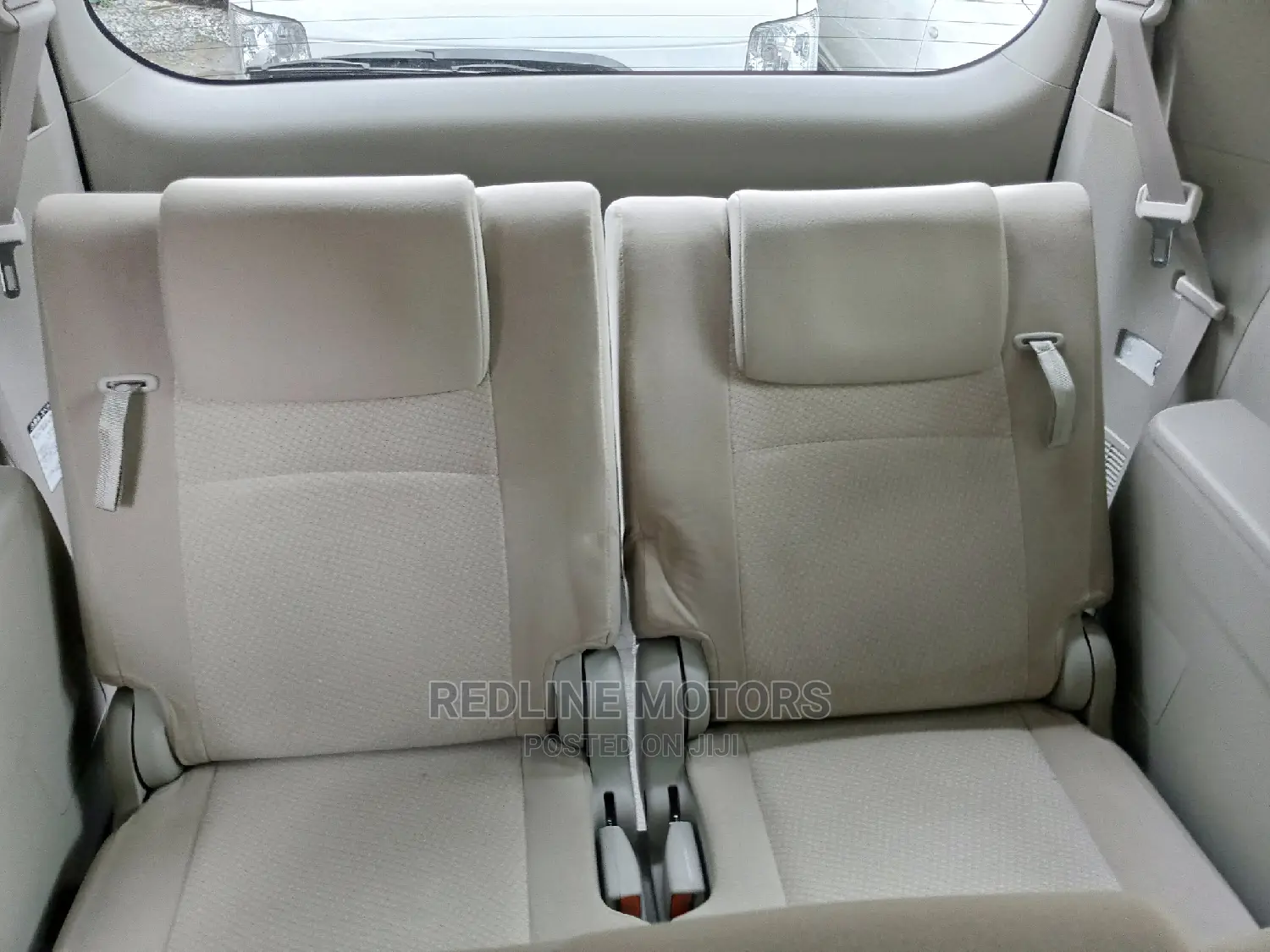 Toyota ISIS 2016 Silver