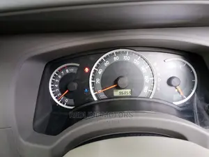 Toyota ISIS 2016 Silver