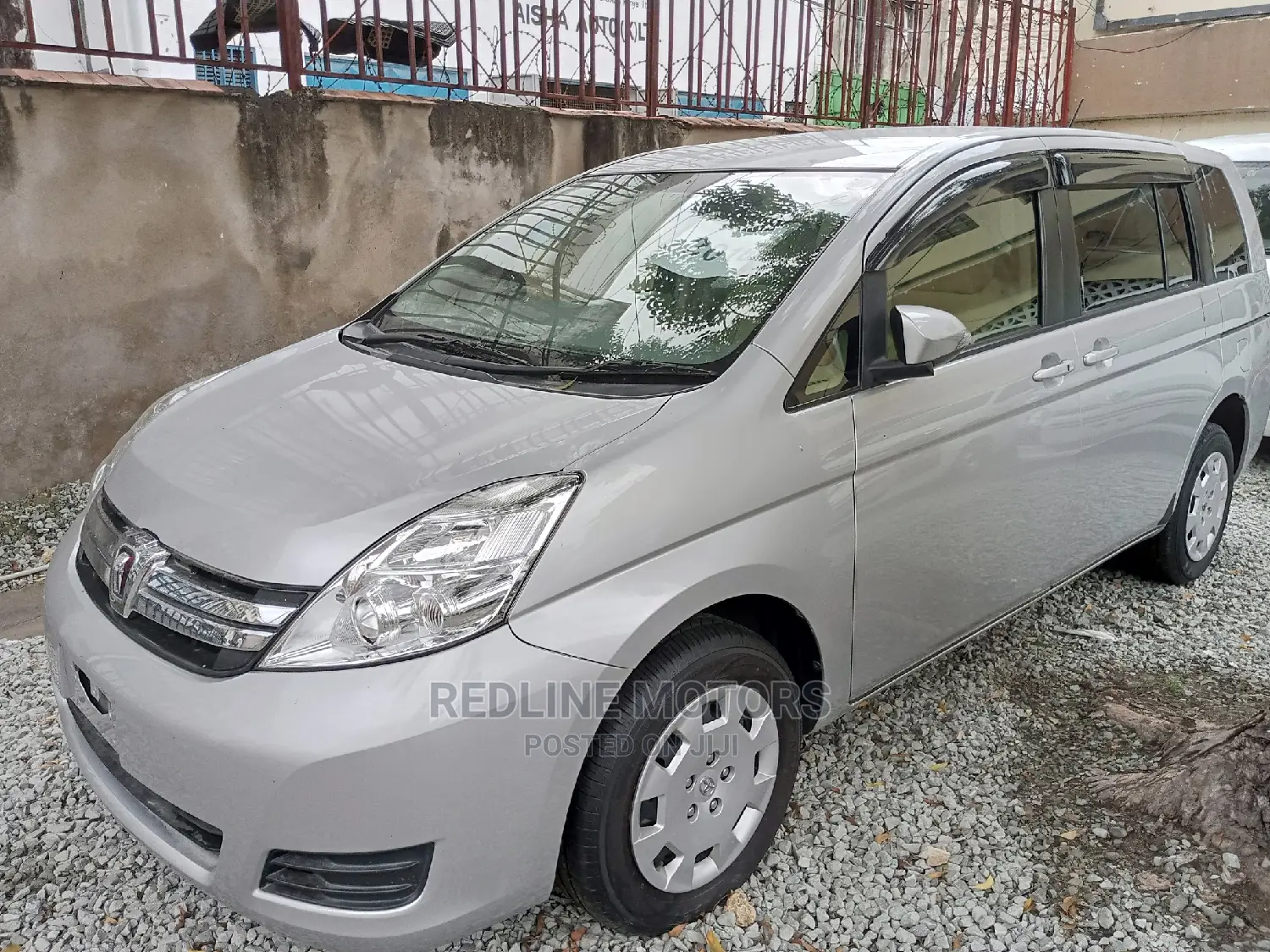 Toyota ISIS 2016 Silver