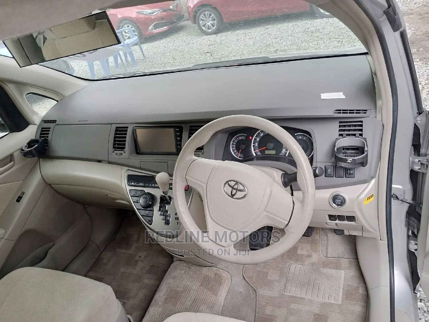 Toyota ISIS 2016 Silver