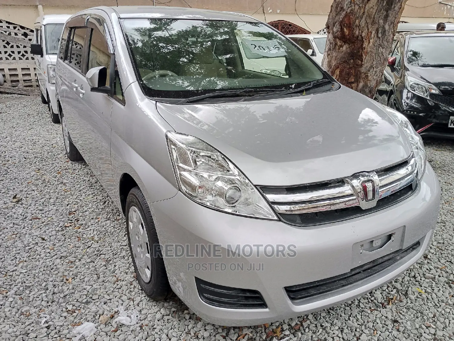 Toyota ISIS 2016 Silver