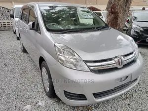 Toyota ISIS 2016 Silver