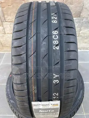 225/40 R19 Kumho Tyre (Korea)