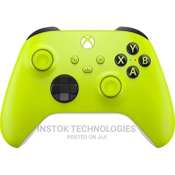Xbox CORE Wireless Controller – Electric Volt - main view