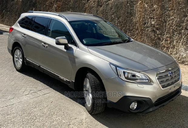 Subaru Outback 2015 Beige - main view