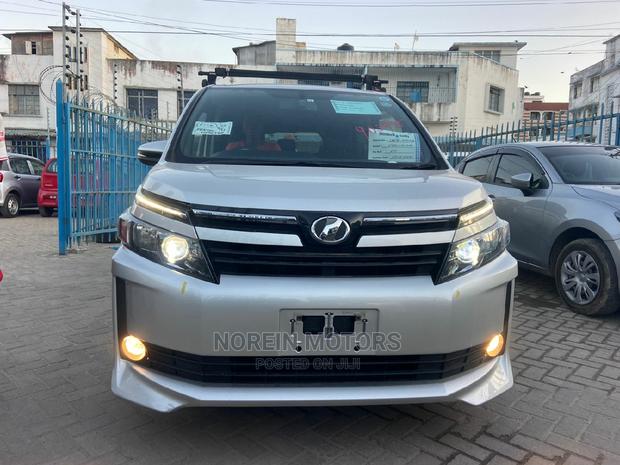 Toyota Voxy 2015 Silver - thumbnail 2