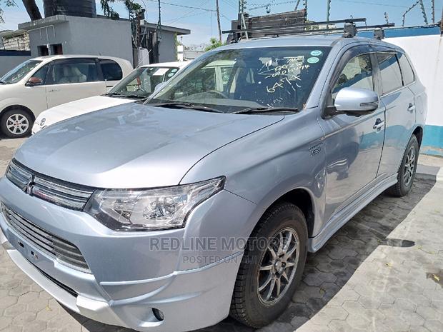 Mitsubishi Outlander 2016 Silver - thumbnail 2