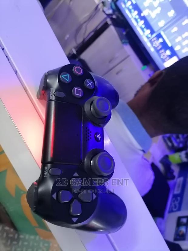 Chipped Standard Playstation 4 - thumbnail 5