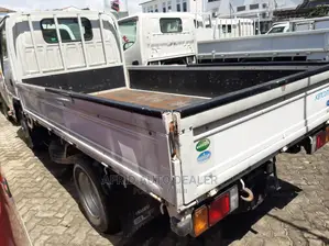 Isuzu ELF Truck