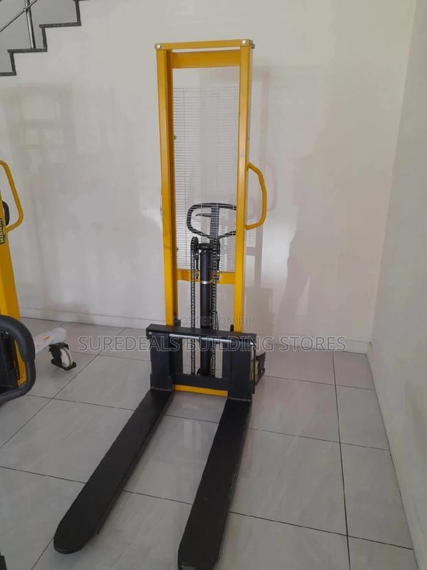 Manual Stacker Lifting 3mtrs