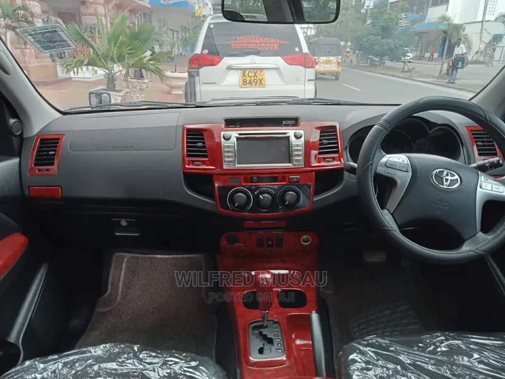 Toyota Hilux 2015 Black
