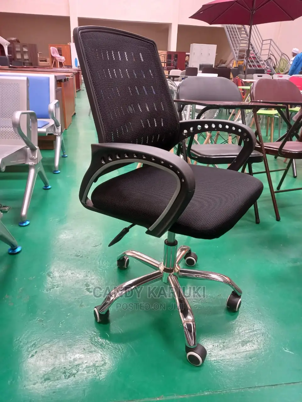 Spacious Secreterial Office Chair