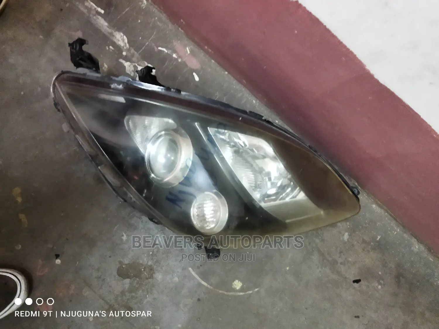 Toyota Isis. 2010 Headlight.