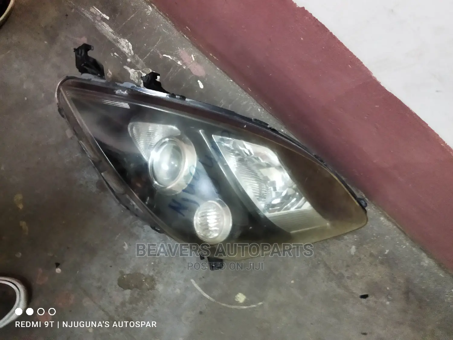 Toyota Isis. 2010 Headlight.