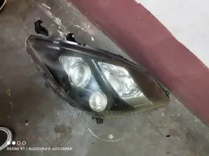 Toyota Isis. 2010 Headlight.