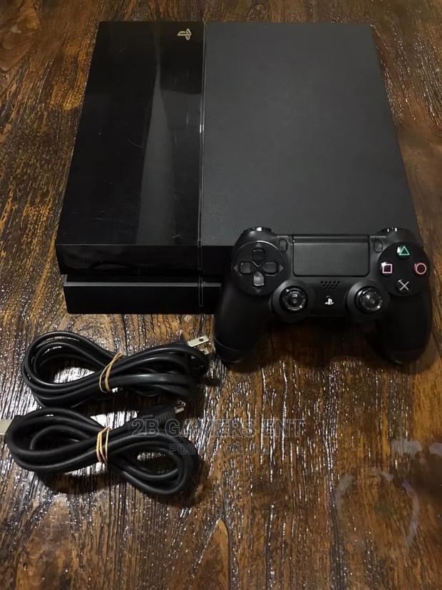 Play Station 4 , 1st Version - main view