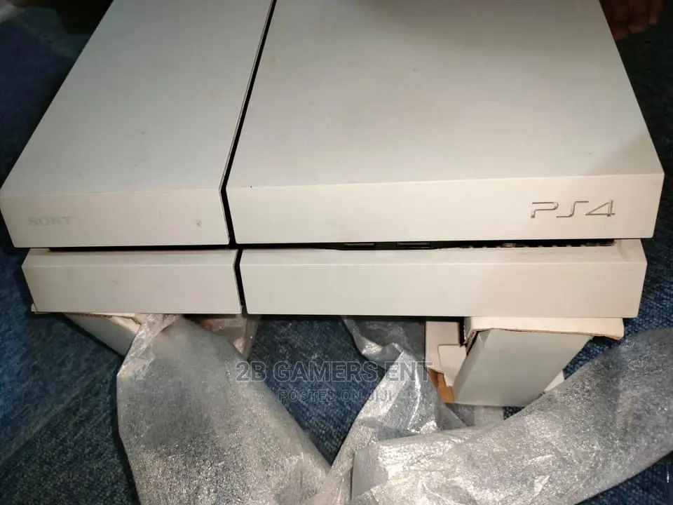 Play Station 4 White, Clean , Open Box