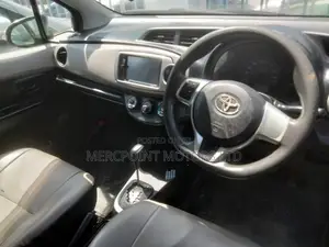 Toyota Vitz 2012 Silver