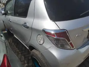 Toyota Vitz 2012 Silver