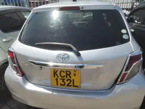 Toyota Vitz 2012 Silver