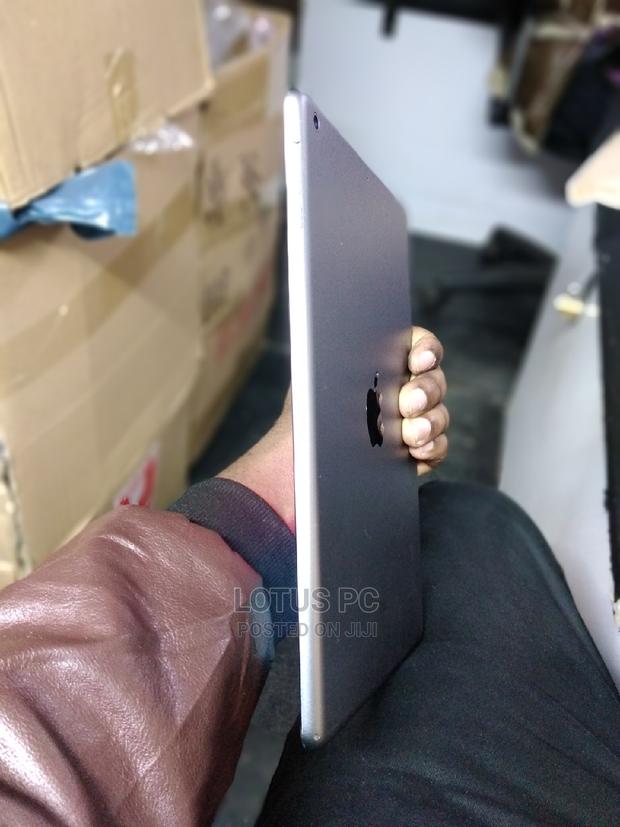 Apple iPad Wi-Fi 32 GB Gray - thumbnail 3