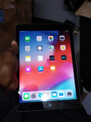Apple iPad Wi-Fi 32 GB Gray - main view