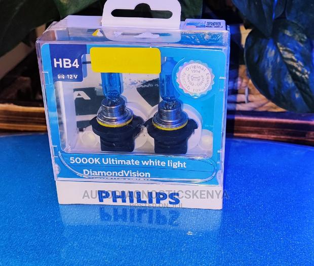 Philips HB4 / 9006 Halogen Diamondvision Car Headlight Bulbs - main view