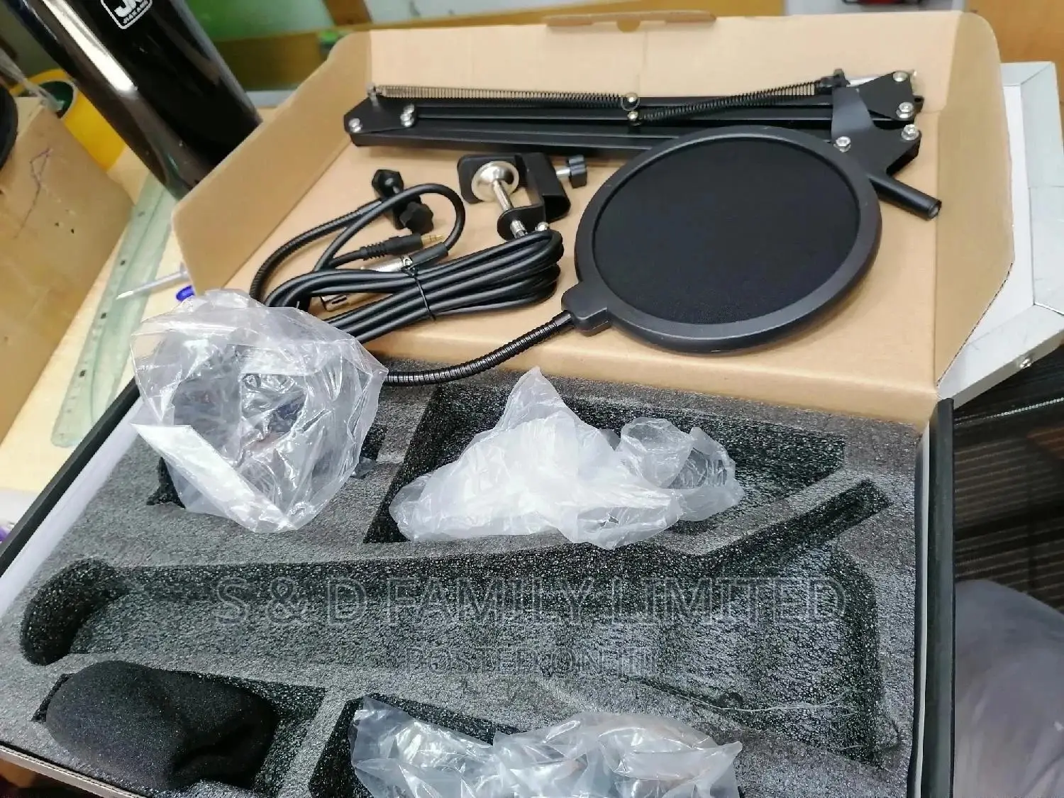 BM-800 Condenser Microphone ,Shock Mount,Mic Stand & Sponge