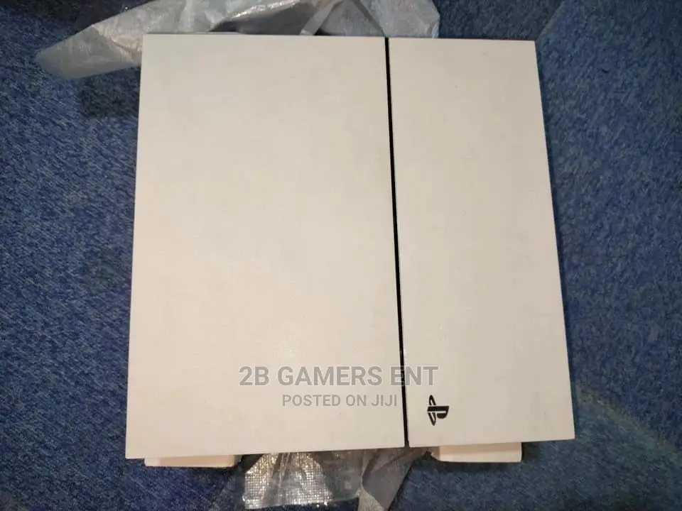 Play Station 4 White, Clean , Open Box