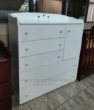 Morden Chest of Drawers 4 by 4 Fitts