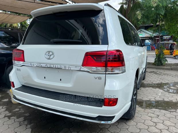 Toyota Land Cruiser Prado 2017 White - thumbnail 4